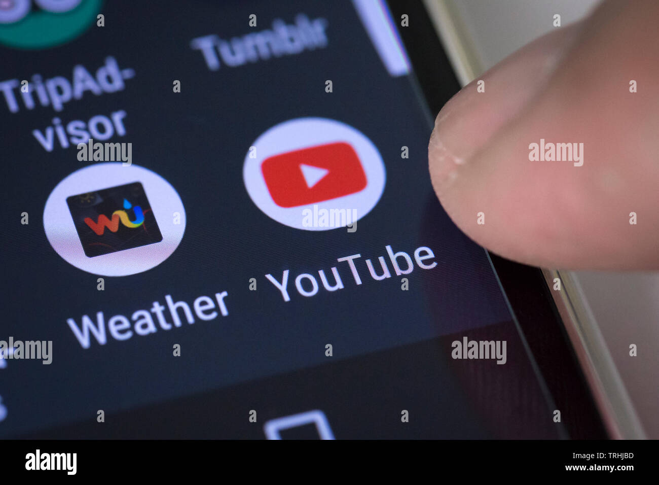 Il logo Youtube icona sullo schermo di cellulare Foto Stock