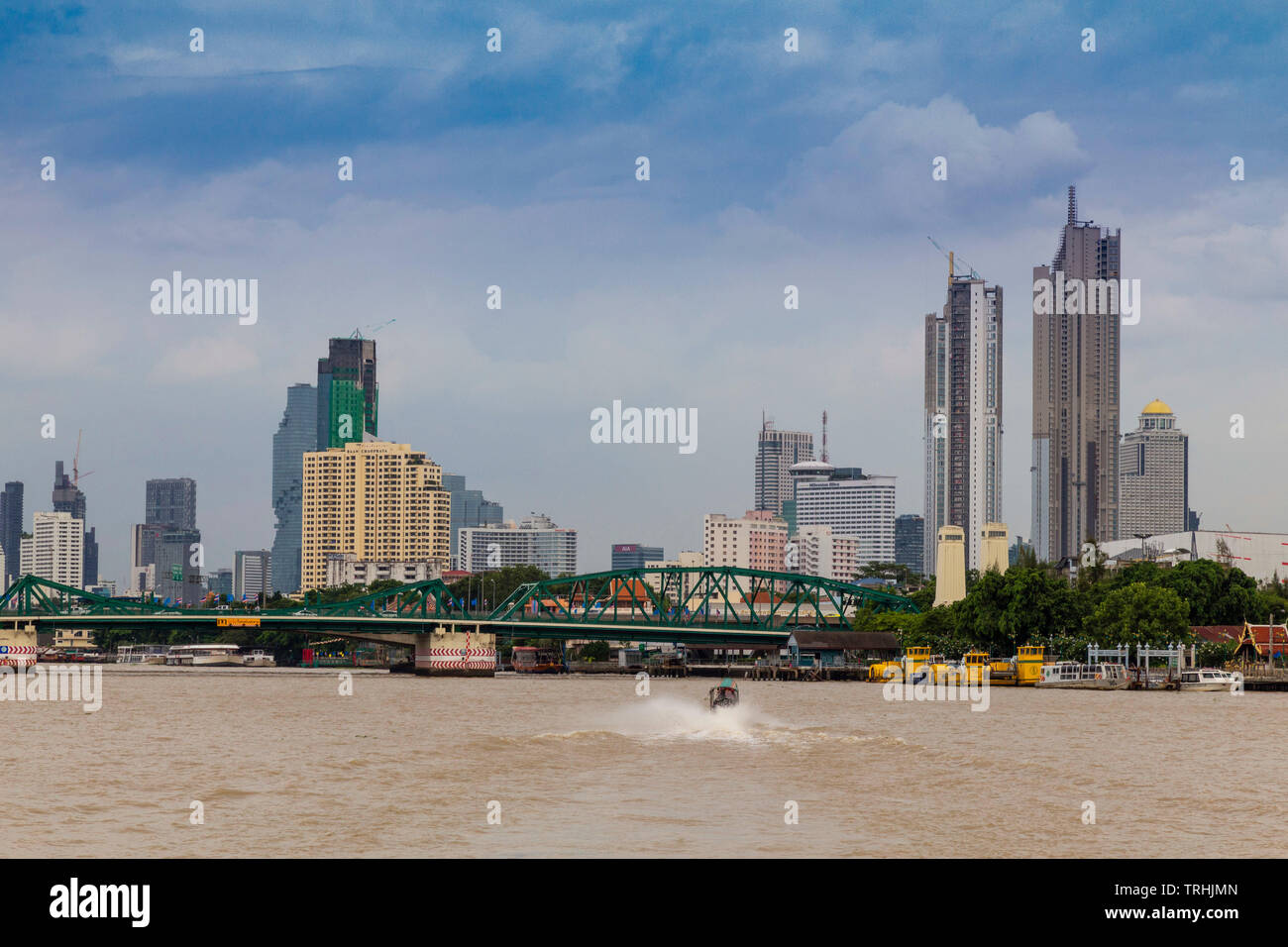 Sky line di Bangkok dal fiume Chao Phraya Foto Stock