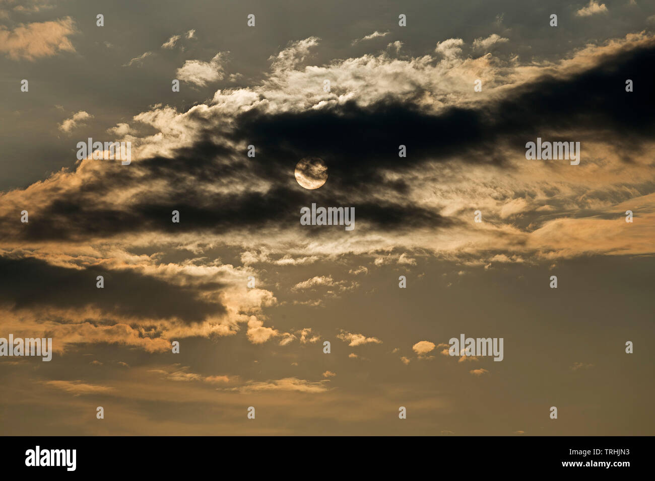 Sun dietro le nuvole, Amburgo, Germania Foto Stock