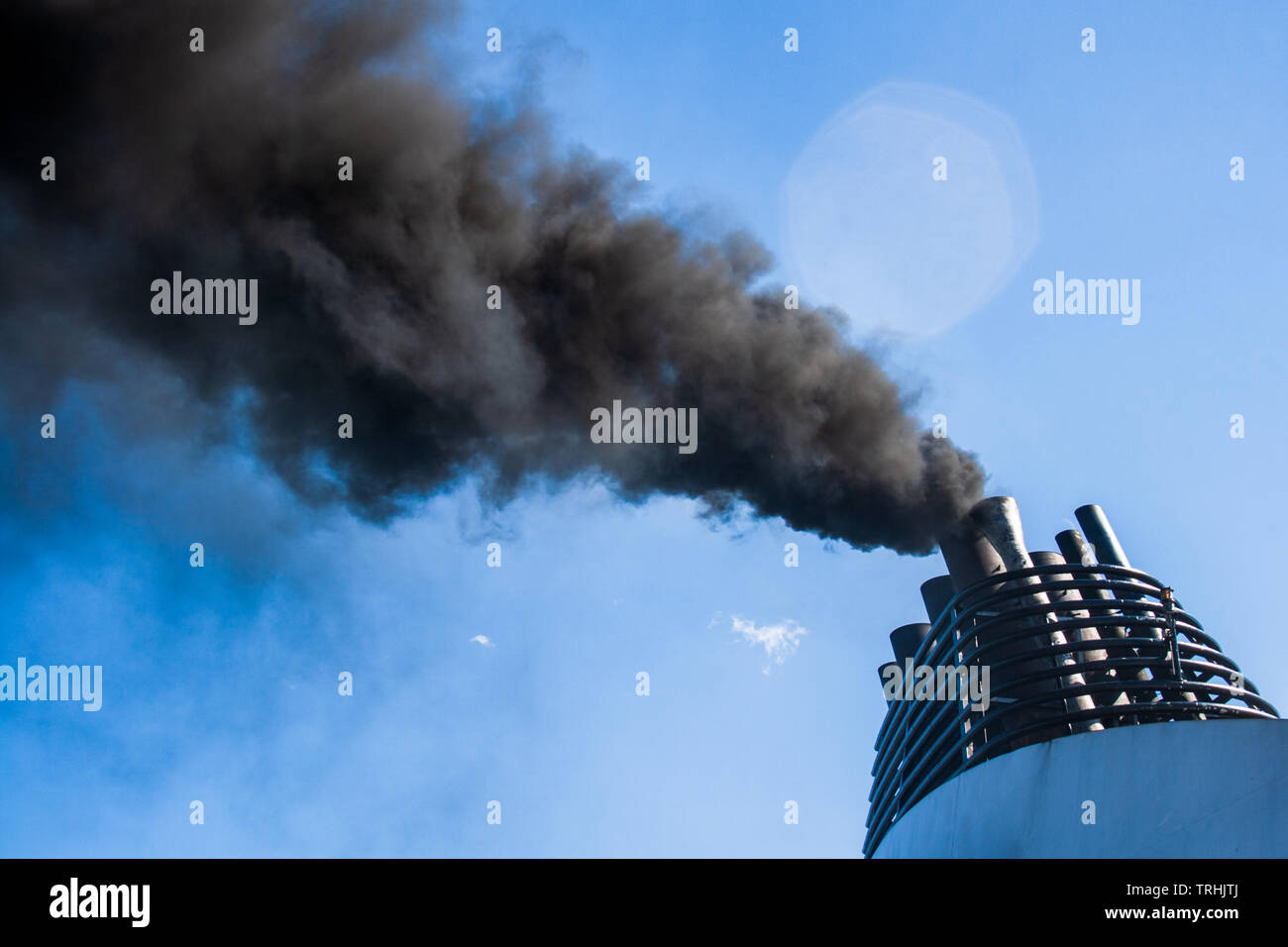 Imbuto di navi di emissione di fumo nero, l'inquinamento atmosferico Foto Stock