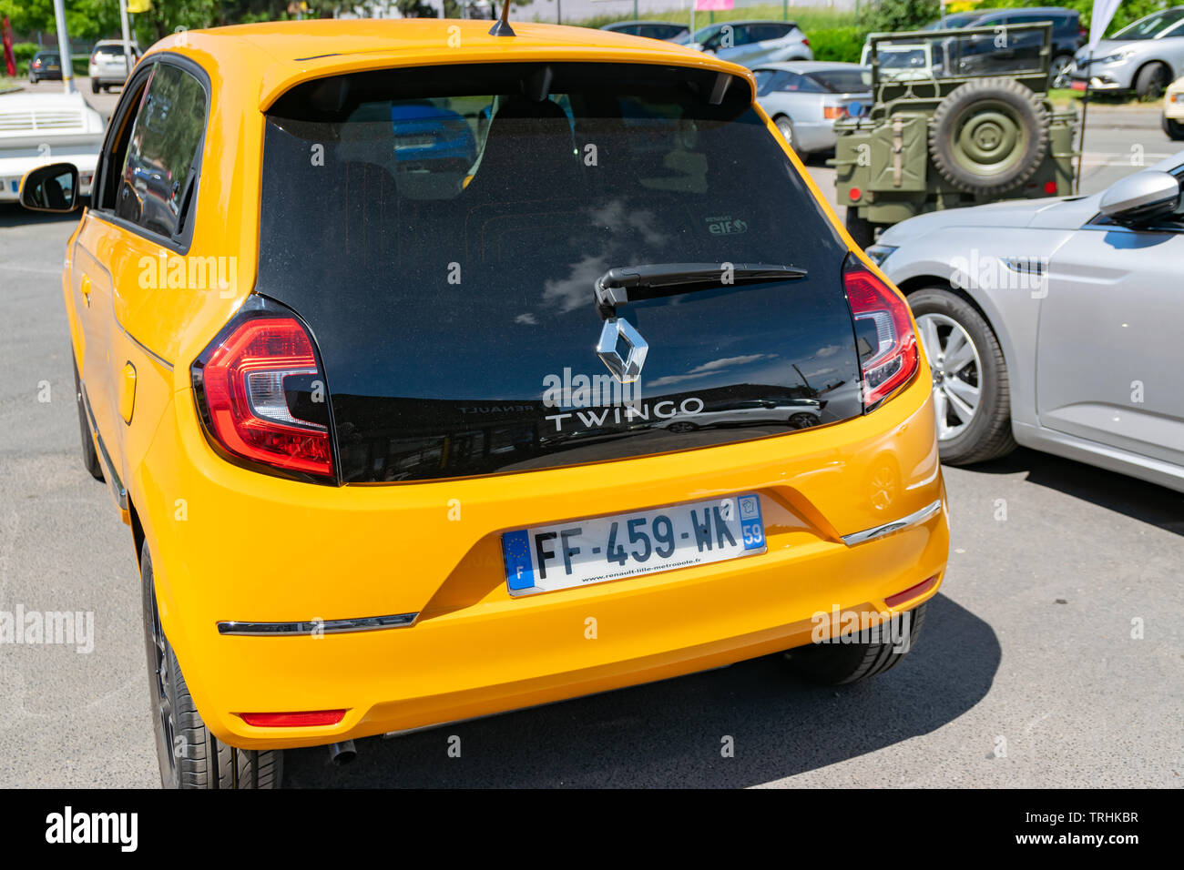 Wattrelos, Francia-Giugno 02,2019: giallo Renault Twingo, nuovo modello,vista posteriore,vettura esposta presso la Renault Wattrelos Martinoire parcheggio. Foto Stock