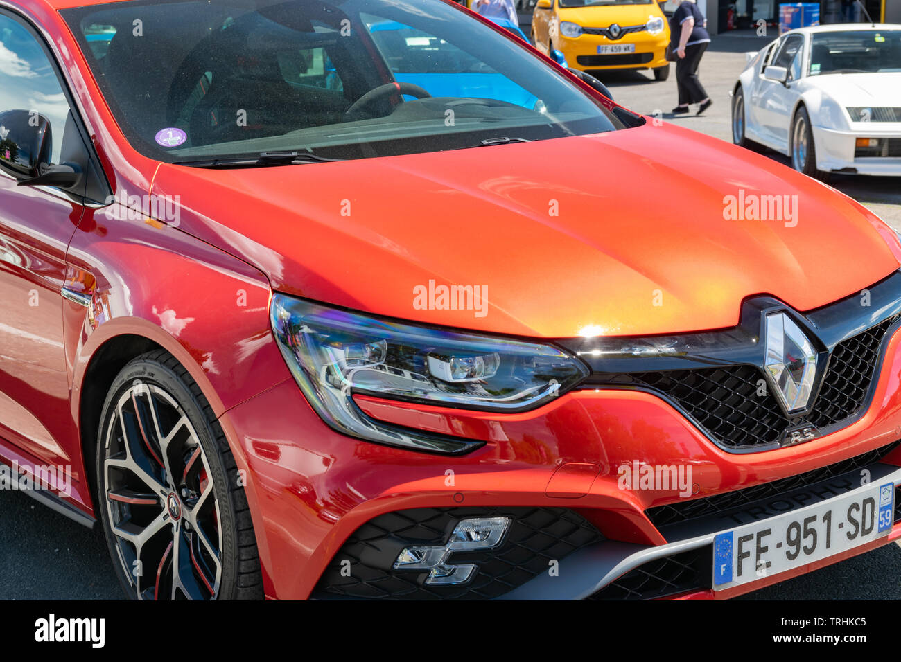 Wattrelos, Francia-Giugno 02,2019: rosso Renault Megane RS IV,vista frontale,vettura esposta presso la Renault Wattrelos Martinoire parcheggio. Foto Stock