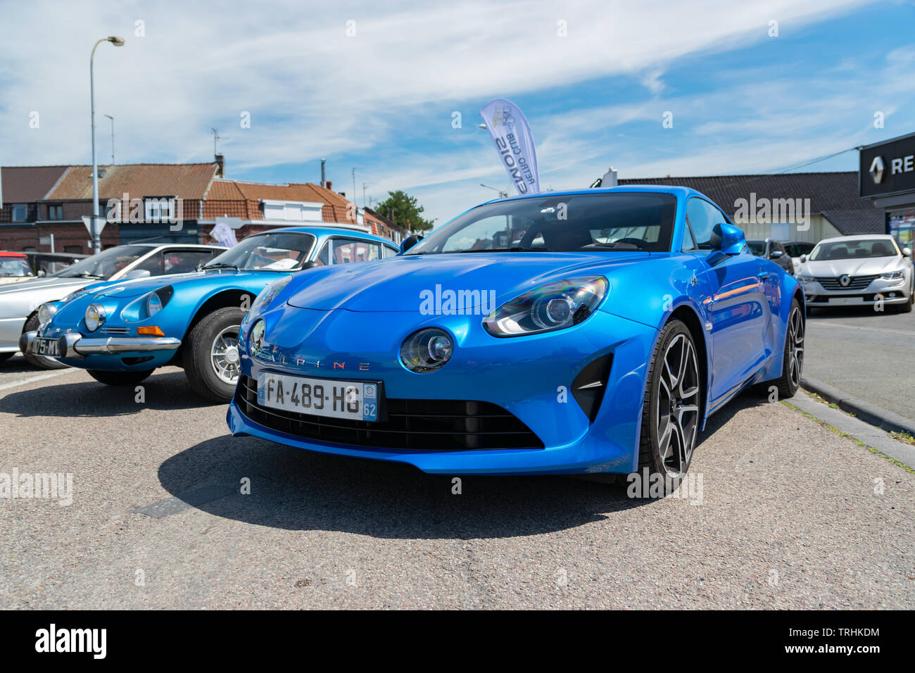 Wattrelos, Francia-Giugno 02,2019: blu nuova Renault Alpine A110,vista frontale,vettura esposta presso la Renault Wattrelos Martinoire parcheggio. Foto Stock