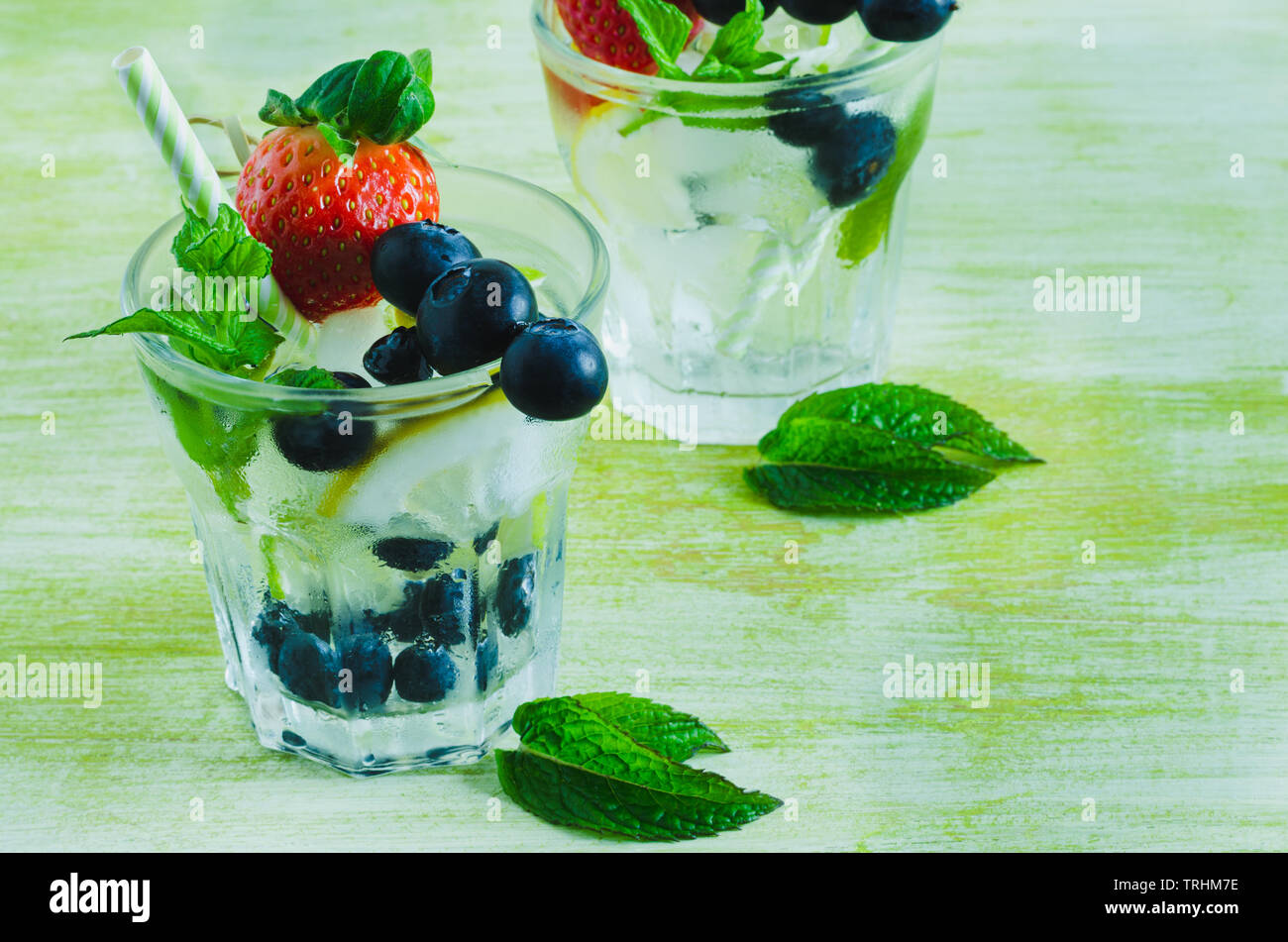 Il Mojito con frutti. Chiudi vista Foto Stock