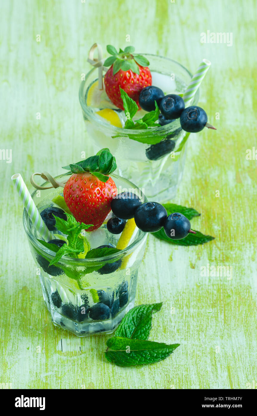 Il Mojito con frutti. Chiudi vista Foto Stock