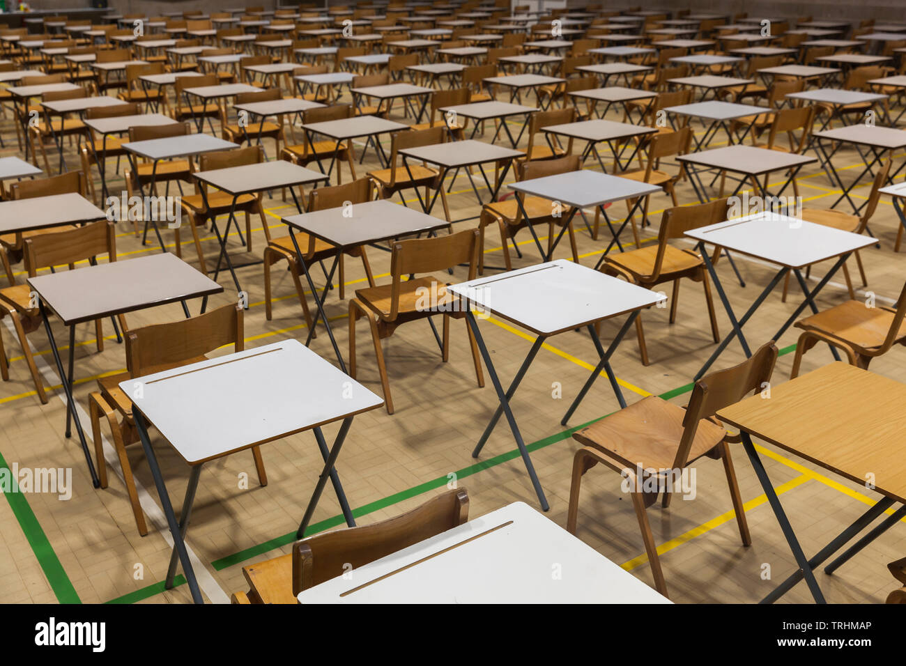 Esame i tavoli e le sedie in una scuola del Regno Unito. Foto Stock