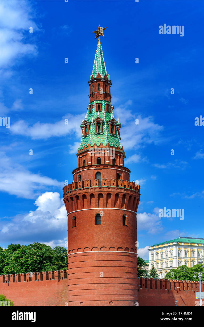 Torre Vodovzvodnaya del Cremlino di Mosca vista dal fiume. Foto Stock