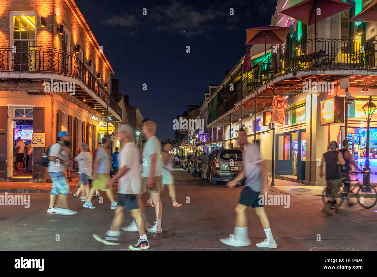 La notte scende a Bourbon Street. Gruppo di festaioli godetevi una notte fuori nel Quartiere Francese Foto Stock