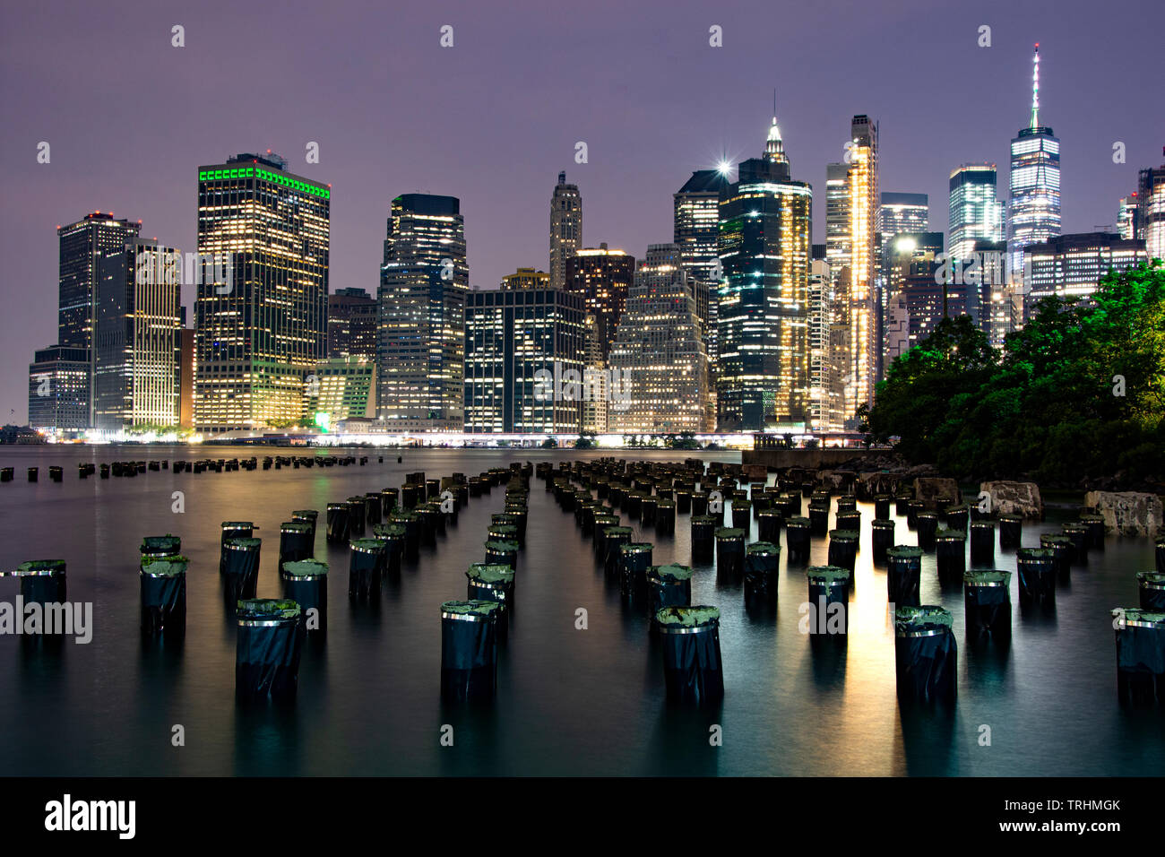 La parte inferiore di Manhattan, New York City di notte, come si vede dal ponte di Brooklyn Park a Brooklyn NYC. Foto Stock