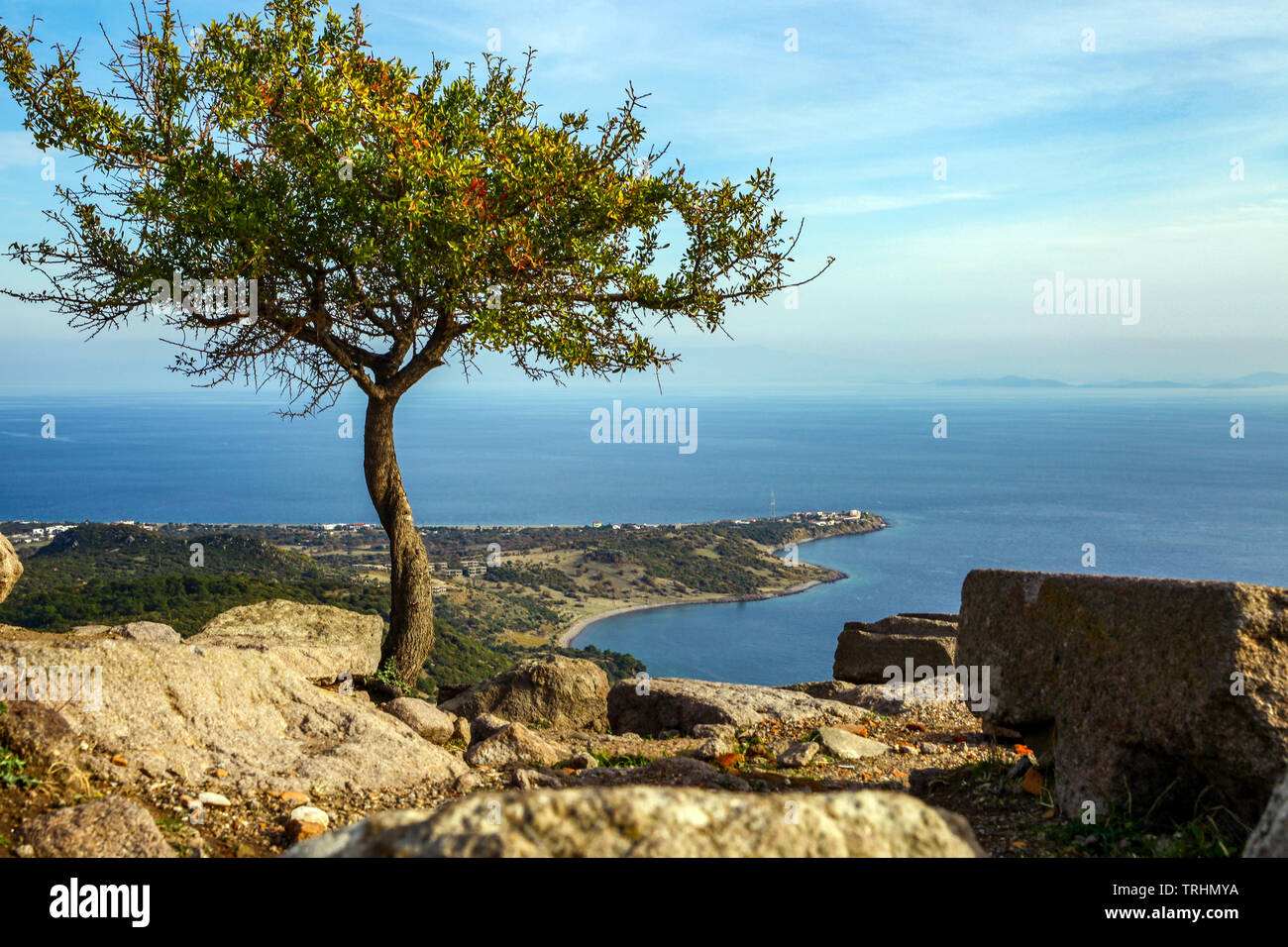 Mare Egeo e Kadirga Cove vista dal tempio di Athena (Behramkale) in Assos, Canakkale, Turchia Foto Stock
