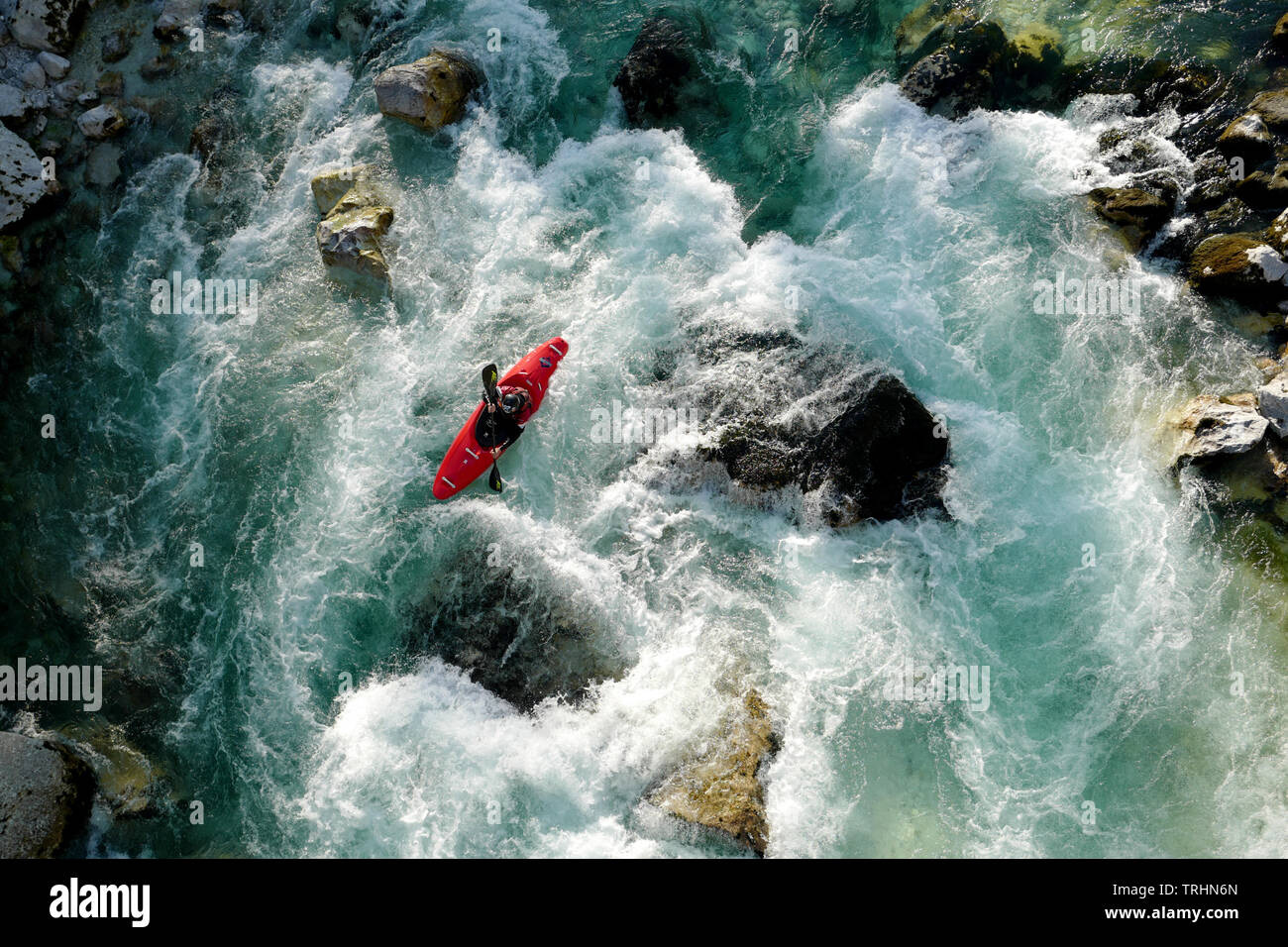 Vista aerea di un kayaker sul fiume Soca, Slovenia, vicino a Kobarid. Foto Stock