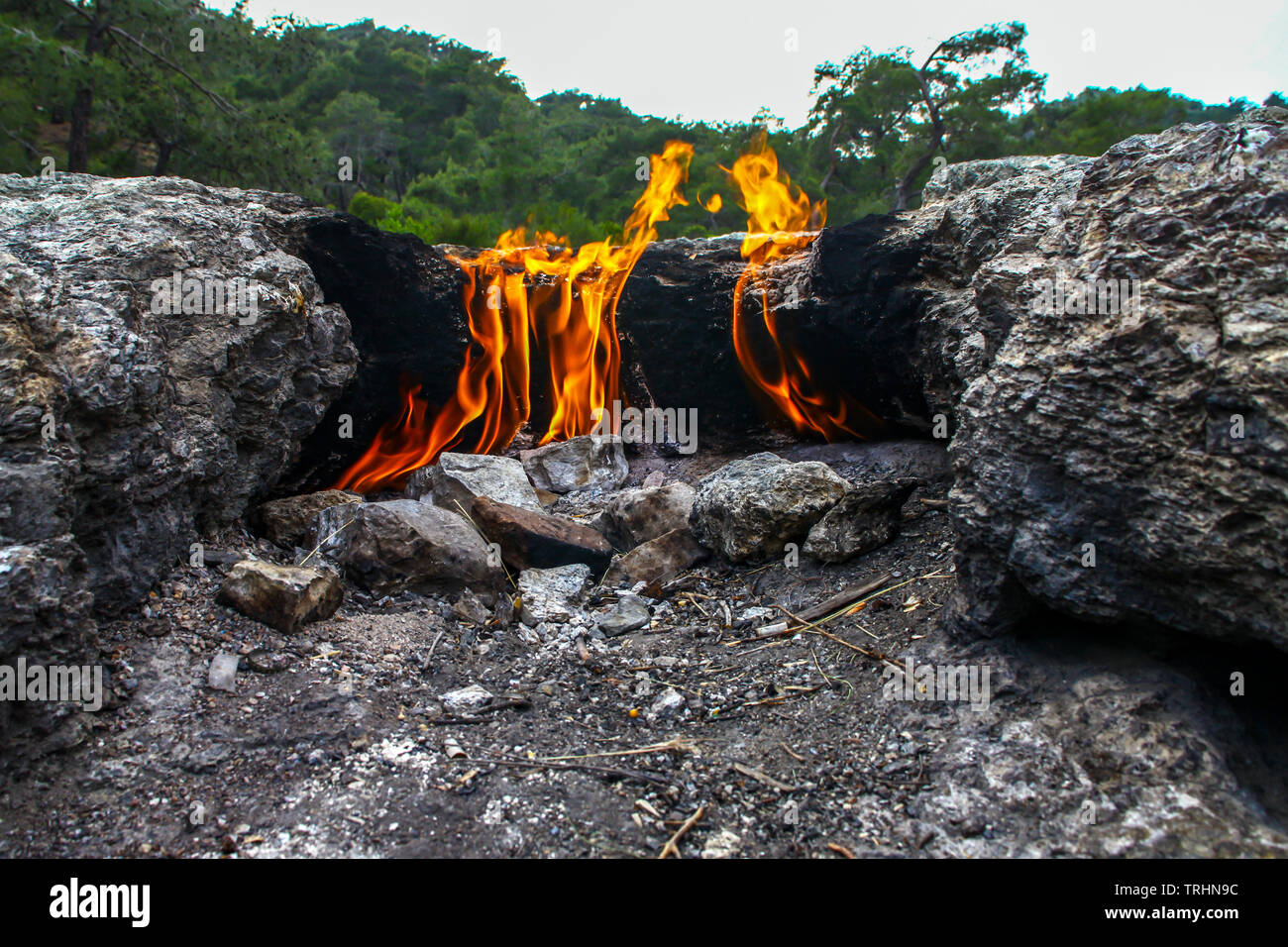 Masterizzazione Yanartas pietre è una caratteristica geografica vicino alla valle di Olympos e parco nazionale nella provincia di Antalya nel sud-ovest della Turchia Foto Stock