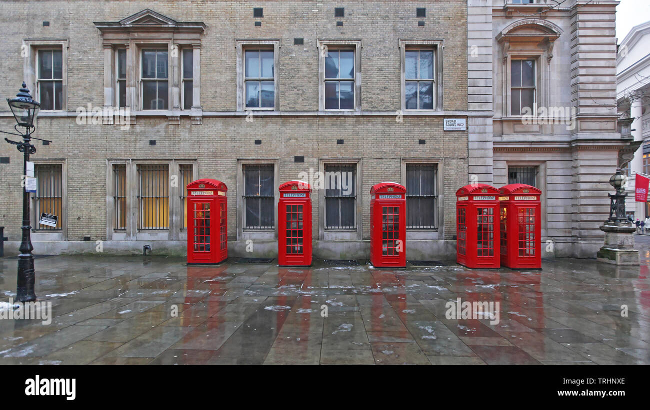 London, Regno Unito - 19 Gennaio 2013: Rosso cinque cabine telefoniche in ampia corte di Londra, Regno Unito. Foto Stock