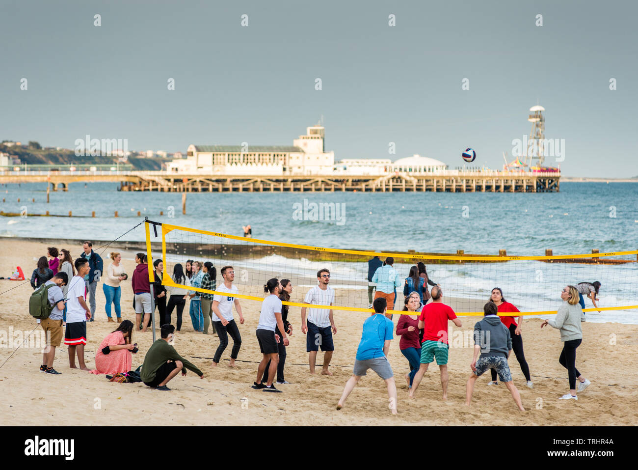 Pallavolo sulla spiaggia di Bournemouth con il molo per la parte posteriore. Il Dorset. Inghilterra, Regno Unito. Foto Stock