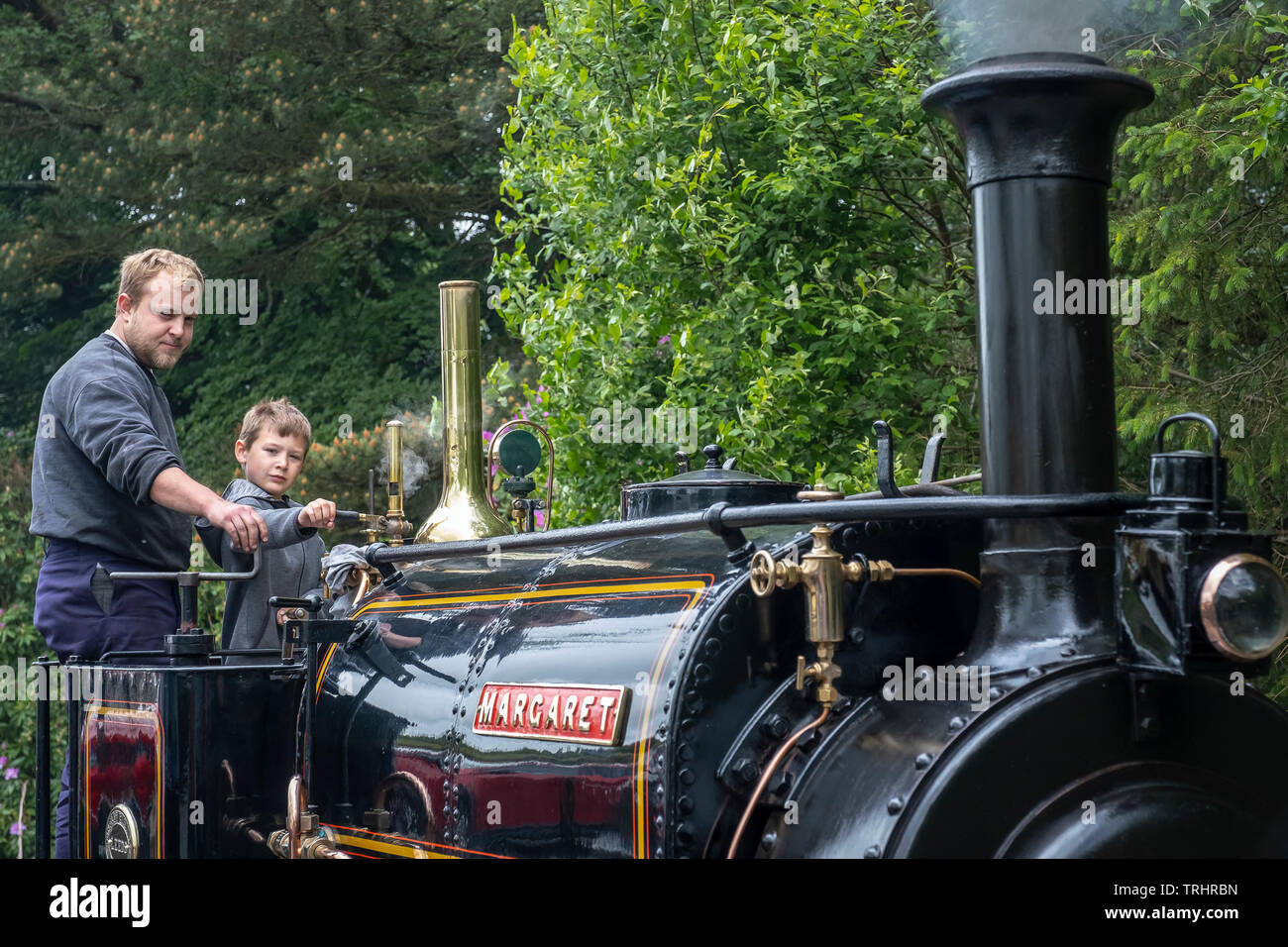 Locomotiva, driver e ragazzo, spettacolo per bambini, Vale of Rheidol Steam Railway, Ponte del Diavolo Stazione, Galles Foto Stock