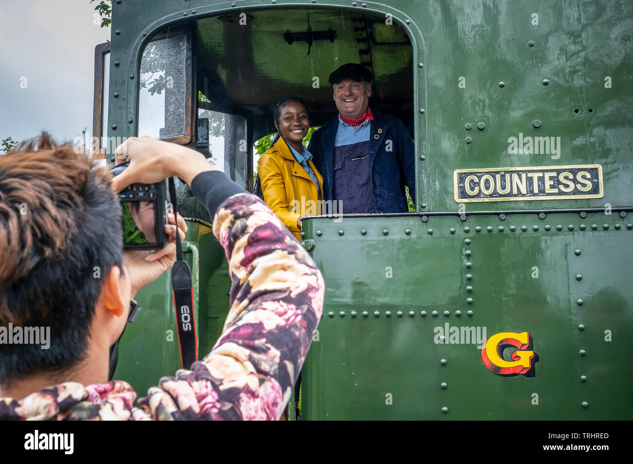 Turisti e driver, Llanfair e Welshpool Steam Railway, Galles Foto Stock