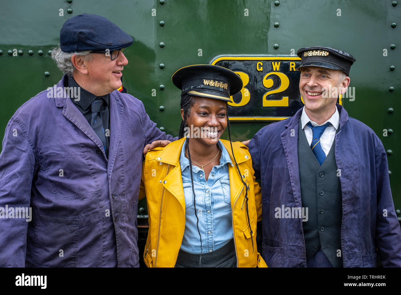 Turistiche e lavoratori, vigili del fuoco, Llanfair e Welshpool Steam Railway, Galles Foto Stock