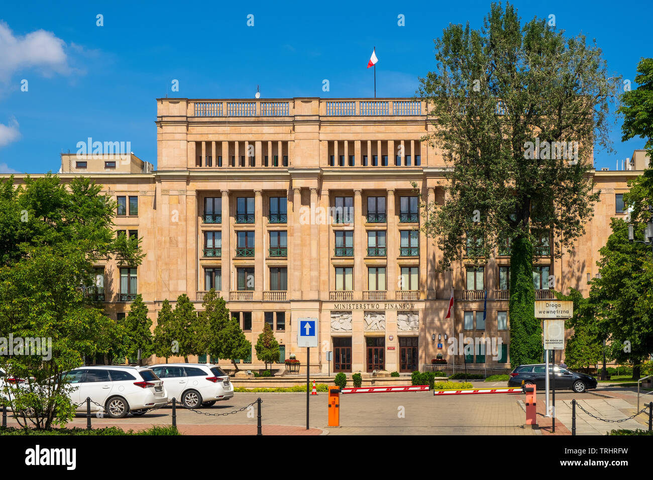 Varsavia, Mazovia / Polonia - 2019/06/01: vista anteriore del governo polacco il ministero delle Finanze sede edificio in Swietokrzyska street Foto Stock