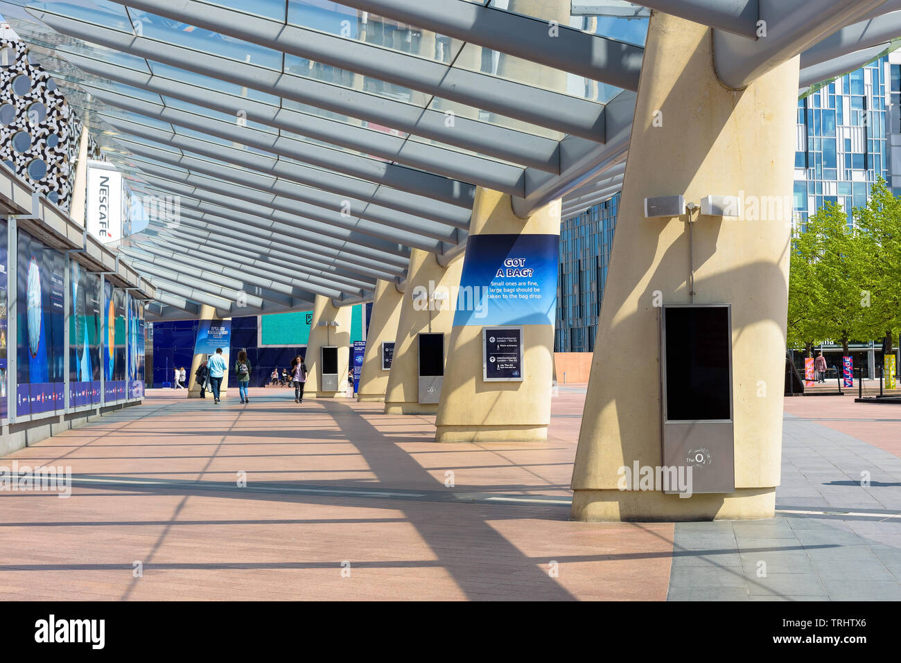 London, Regno Unito - 1 Maggio 2018: la gente a piedi il passaggio in Piazza della penisola che conduce alla O2 Arena Foto Stock