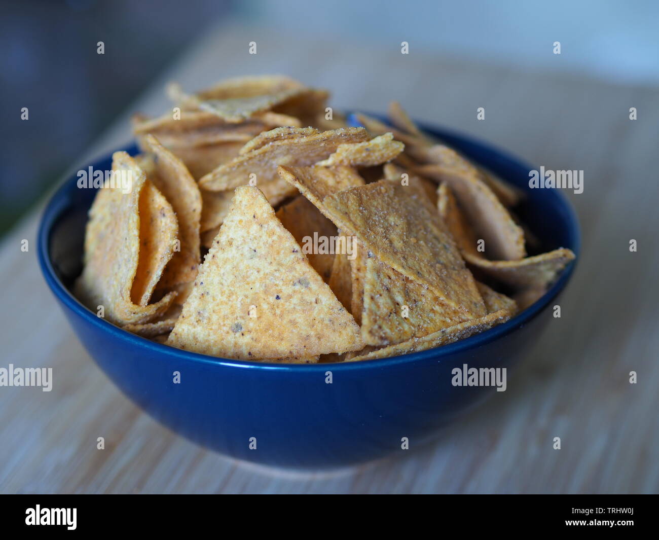 Tortilla chips in una ciotola blu tex mex Foto Stock
