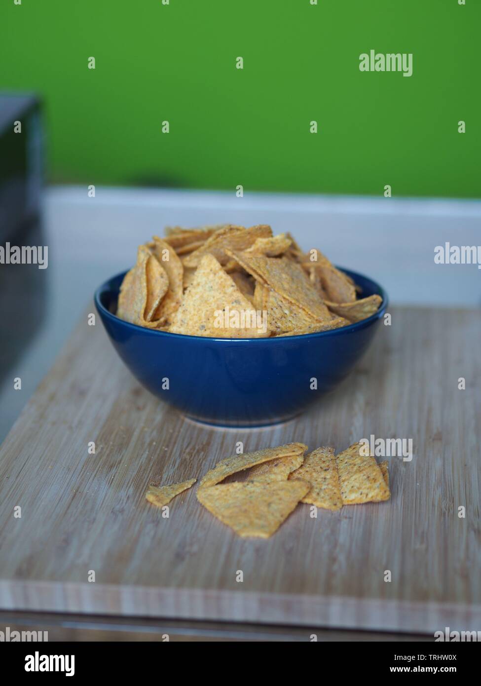 Tortilla chips in una ciotola blu tex mex Foto Stock