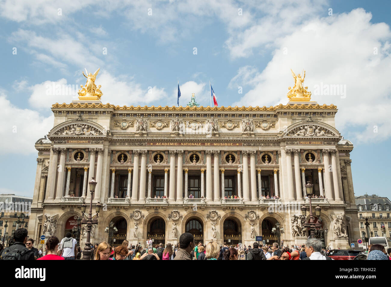 Parigi - 11 Luglio 2014: facciata dell Opera Garnier affollate di turisti Foto Stock