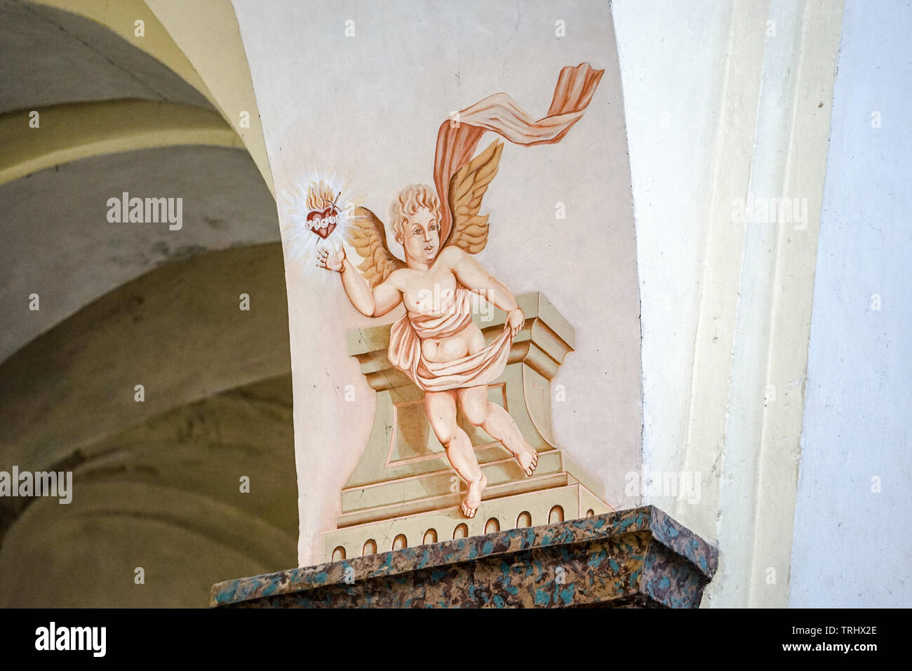 Dettaglio di Giovanni Battista la Chiesa interiore con il dipinto di angelo e un cuore in mano sulla volta della chiesa nel villaggio di Halshany, Bielorussia Foto Stock