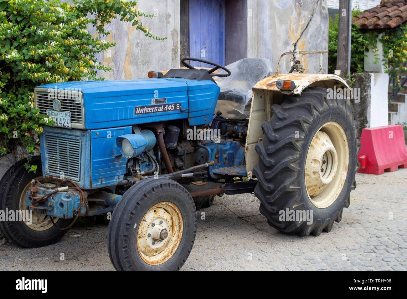 Un trattore universale modello 445-S parcheggiato Afytos, Halkidiki, Grecia. Foto Stock