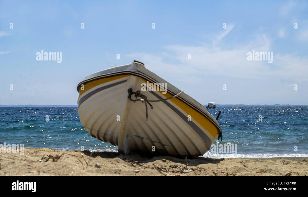 Piccola barca ormeggiata su una spiaggia sul Mare Egeo. Foto Stock
