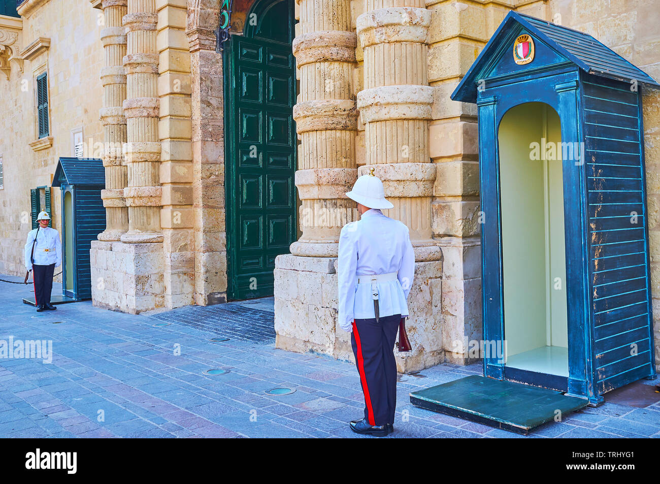 La Valletta, Malta - 17 giugno 2018: La Guardia d'onore di dovere alla gate centrale del Grand Master's Palace, il 17 giugno a La Valletta. Foto Stock