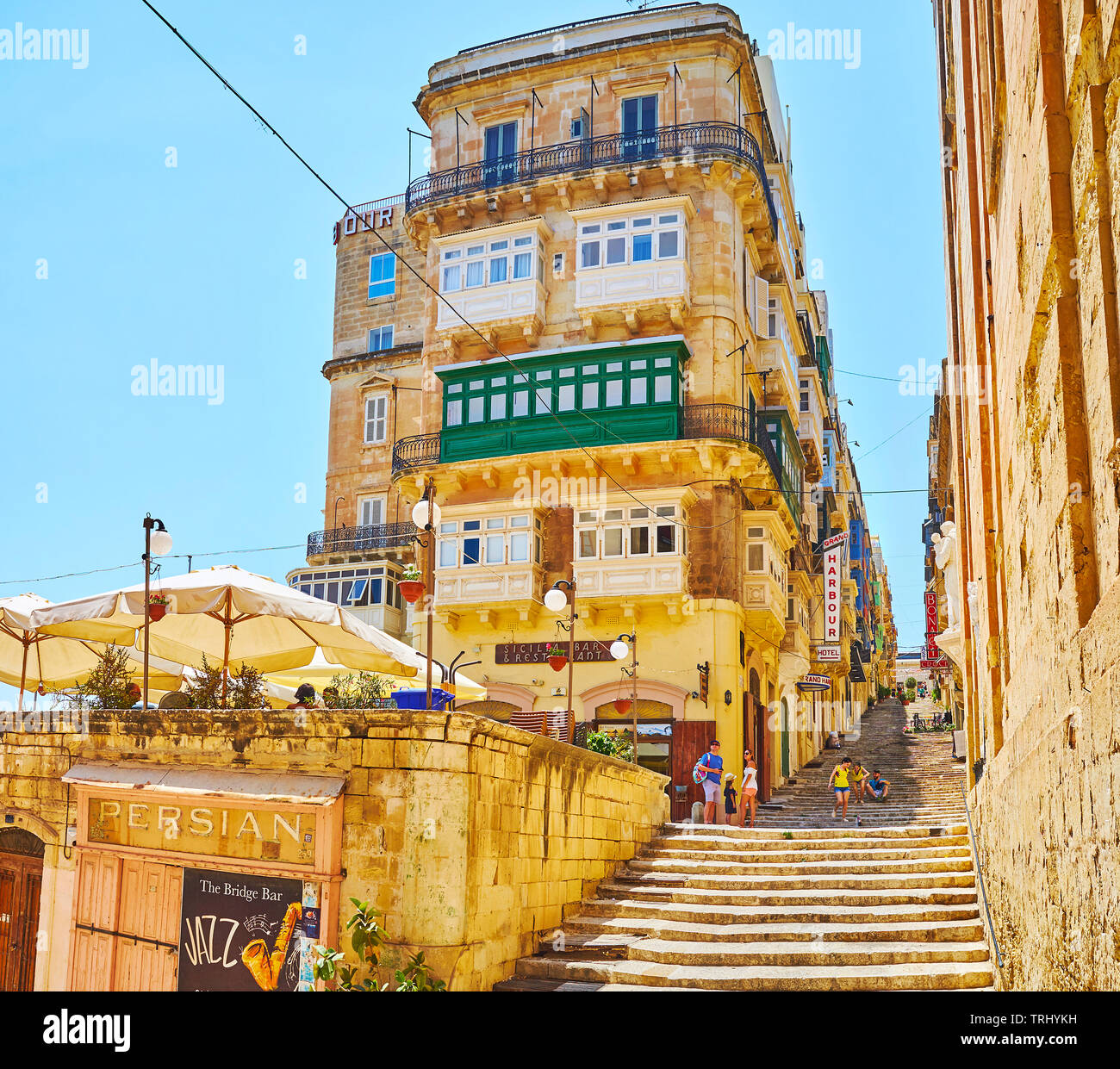 La Valletta, Malta - 19 giugno 2018: la stretta collinare Sant'Orsola street con una lunga scalinata, edifici storici, ristoranti e piccoli negozi, Giu Foto Stock