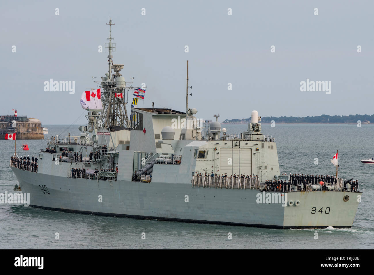 La Royal Navy canadese HMCS warship St John's lascia Portsmouth, Regno Unito su 5/6/19 per accompagnare la MV Boudicca portante d giorno veterani torna in Normandia. Foto Stock