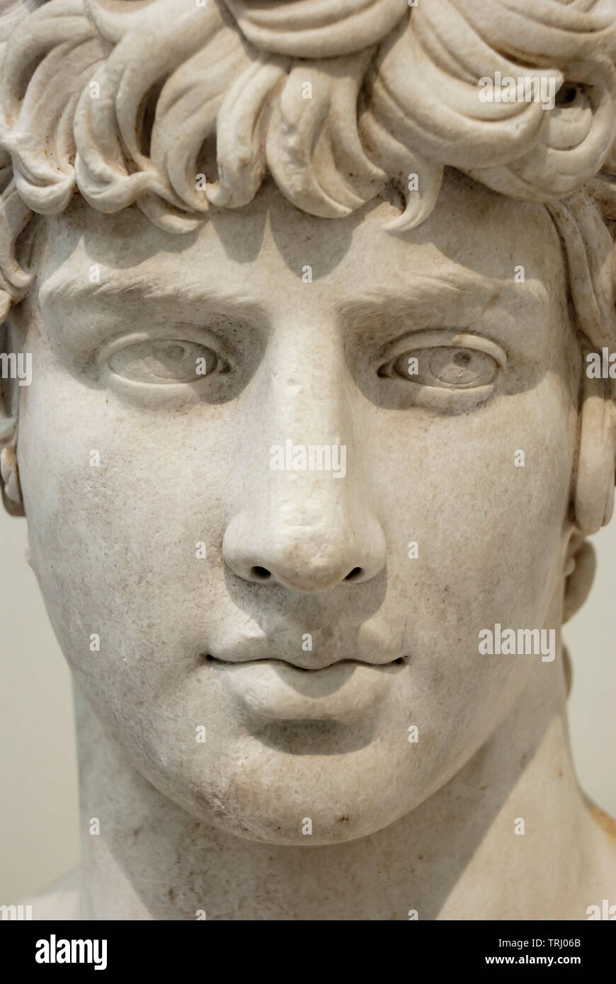 Atene, Grecia - Giugno 2019: antica statua greca di Antinoo presso il Museo Archeologico Nazionale di Atene. Foto Stock