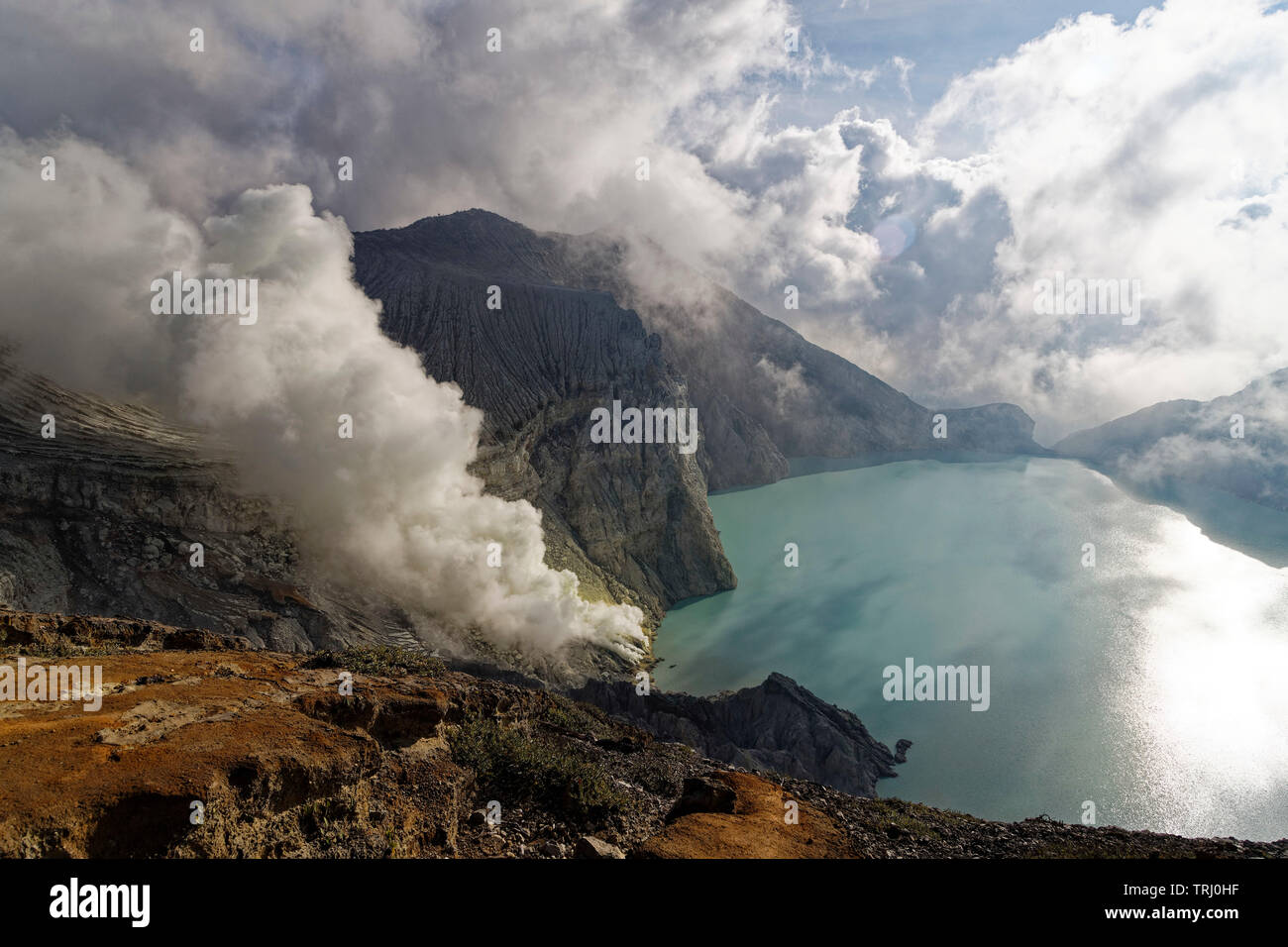Kawah Ijen, isola di Giava, in Indonesia. 11 Maggio, 2019. Vista generale del Kawah Ijen cratere del vulcano con acido solforico lago e bocchette per la cottura a vapore, isola di Giava. Foto Stock