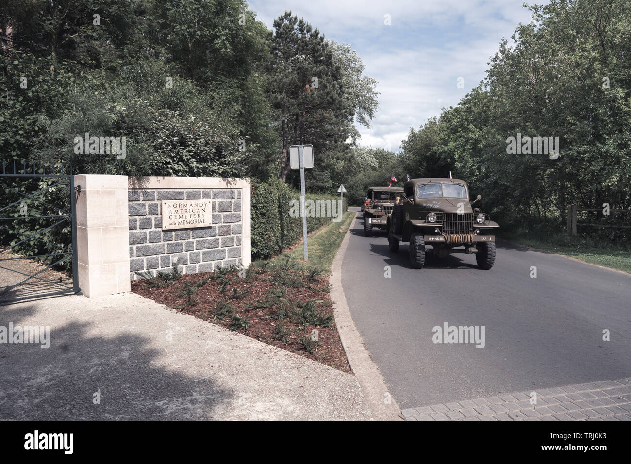 I veicoli militari immettendo la Normandia cimitero americano Foto Stock