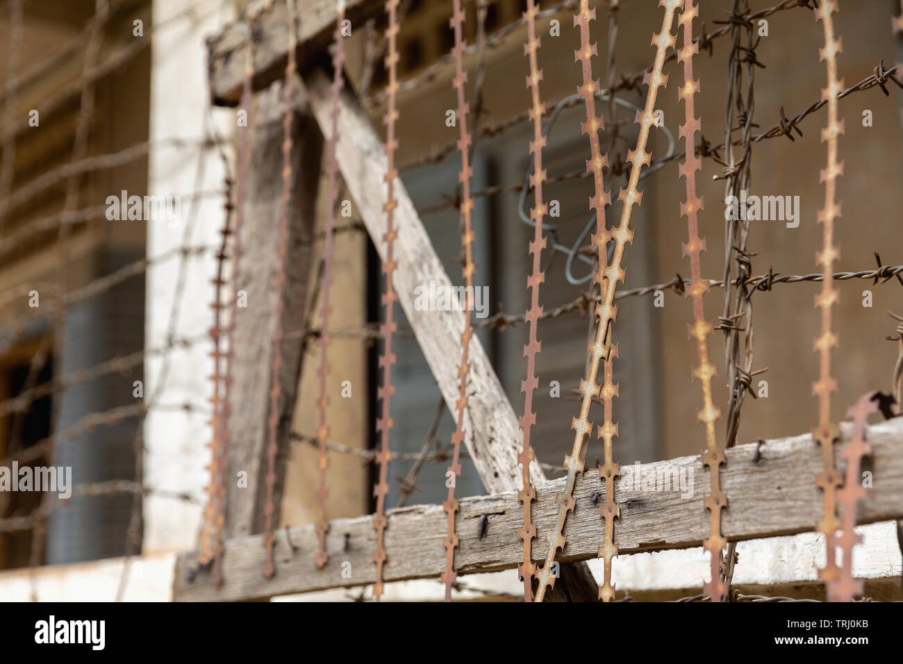 Protezione esterna scherma presso il Museo del Genocidio Tuol Sleng, Phnom Penh, Cambogia, Asia Foto Stock