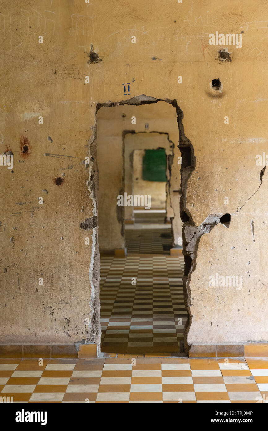 Taglio delle porte in-tra camere presso il Museo del Genocidio Tuol Sleng, Phnom Penh, Cambogia, Asia Foto Stock