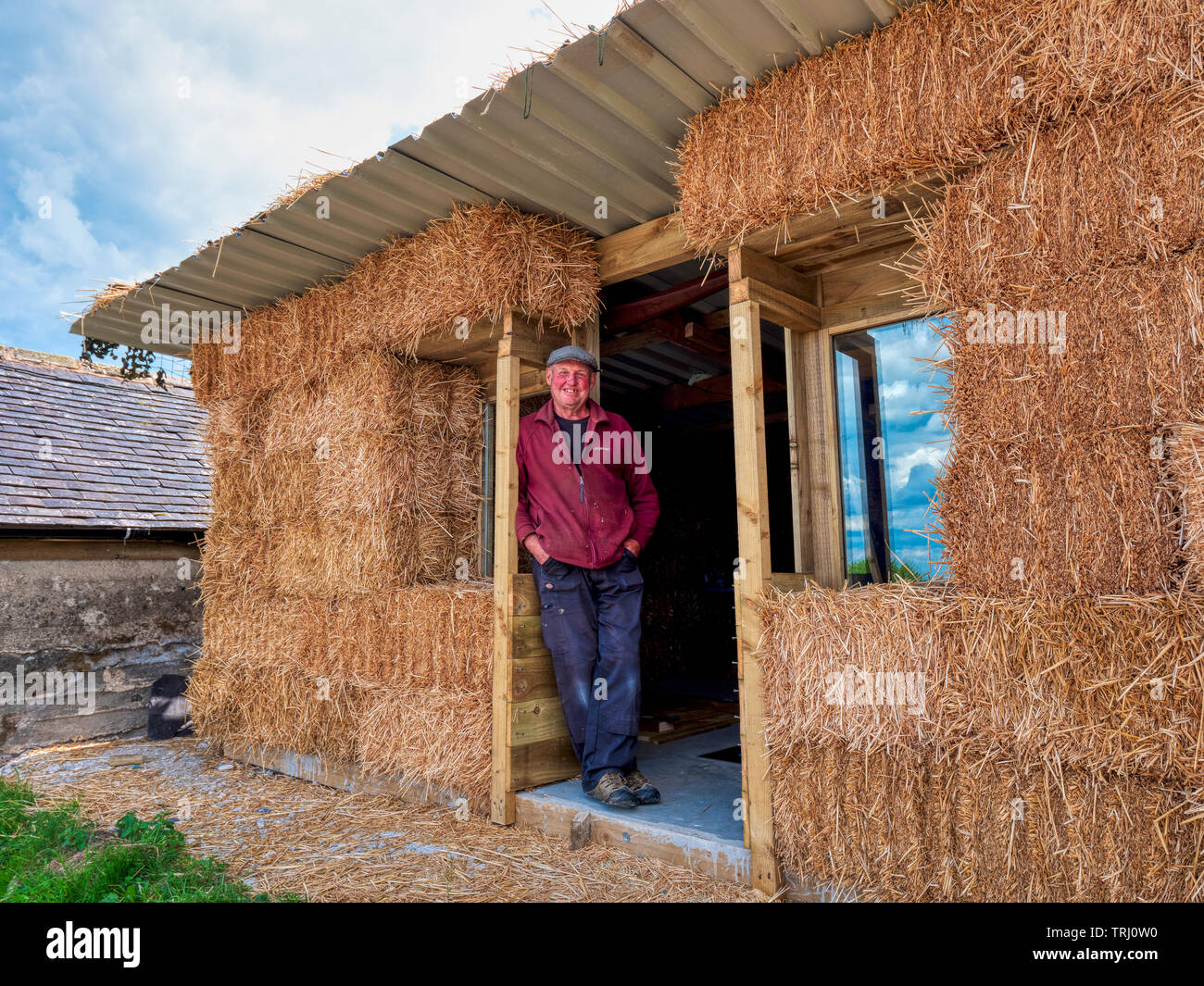 Terry Houghton (67) da Middleton-da-Wirksworth nel Derbyshire Dales ha acquistato il settore agricolo sul retro della sua casa lo scorso anno in occasione dell'asta. Il campo contiene una vecchia miniera di piombo albero 14 metri profondo chiamato Stichen mina che era originariamente di proprietà e gestito da WASS & Figlio, Lea opere di piombo, Matlock. Terry ha deciso di fare la cima dell'albero di miniera di sicuro da racchiudere con calcestruzzo. Egli ha anche messo una spessa di vetro di sicurezza top su di esso si può camminare su e una luce a LED con la punta rivolta verso il basso, in modo che i visitatori potevano guardare giù il foro. Egli non si è fermata lì, come egli ha deciso di costruire un freestanding tin roof sopra di esso per Foto Stock