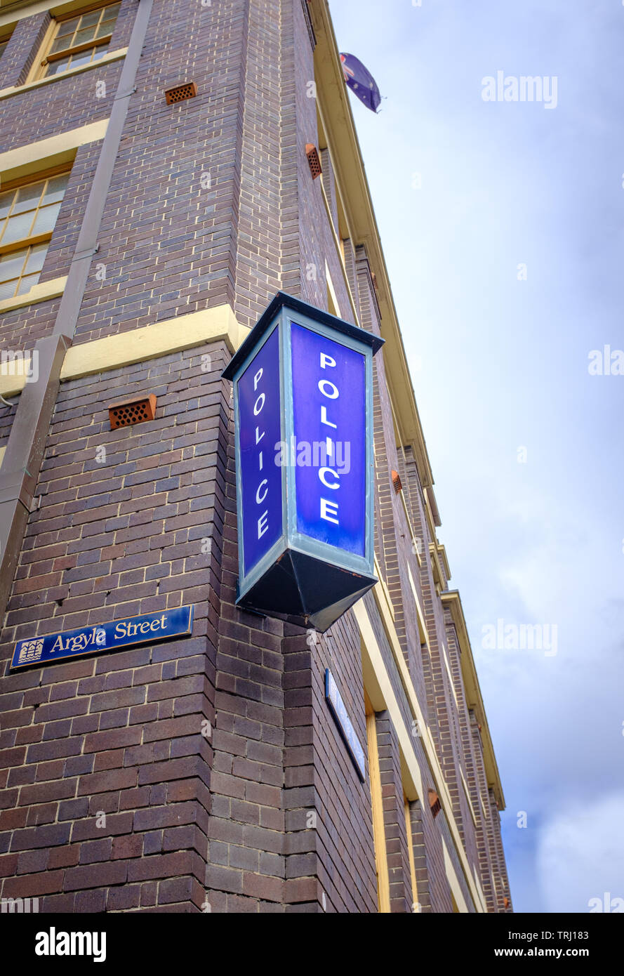Blu tradizionale stazione di polizia lampada sull'angolo di Argyle Street e George Street nelle rocce, una zona storica di Sydney, Nuovo Galles del Sud Austral Foto Stock