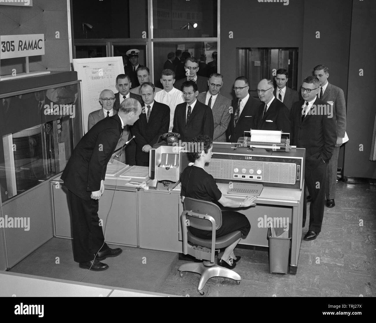 Un venditore dimostrando ai potenziali clienti in Chicago IBM RAMAC computer. Il 5 marzo 1958. Foto Stock