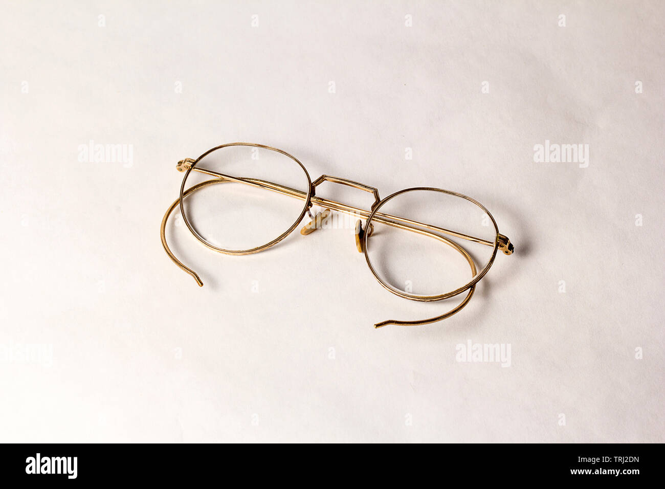 Un paio di occhiali antichi su uno sfondo bianco. Foto Stock