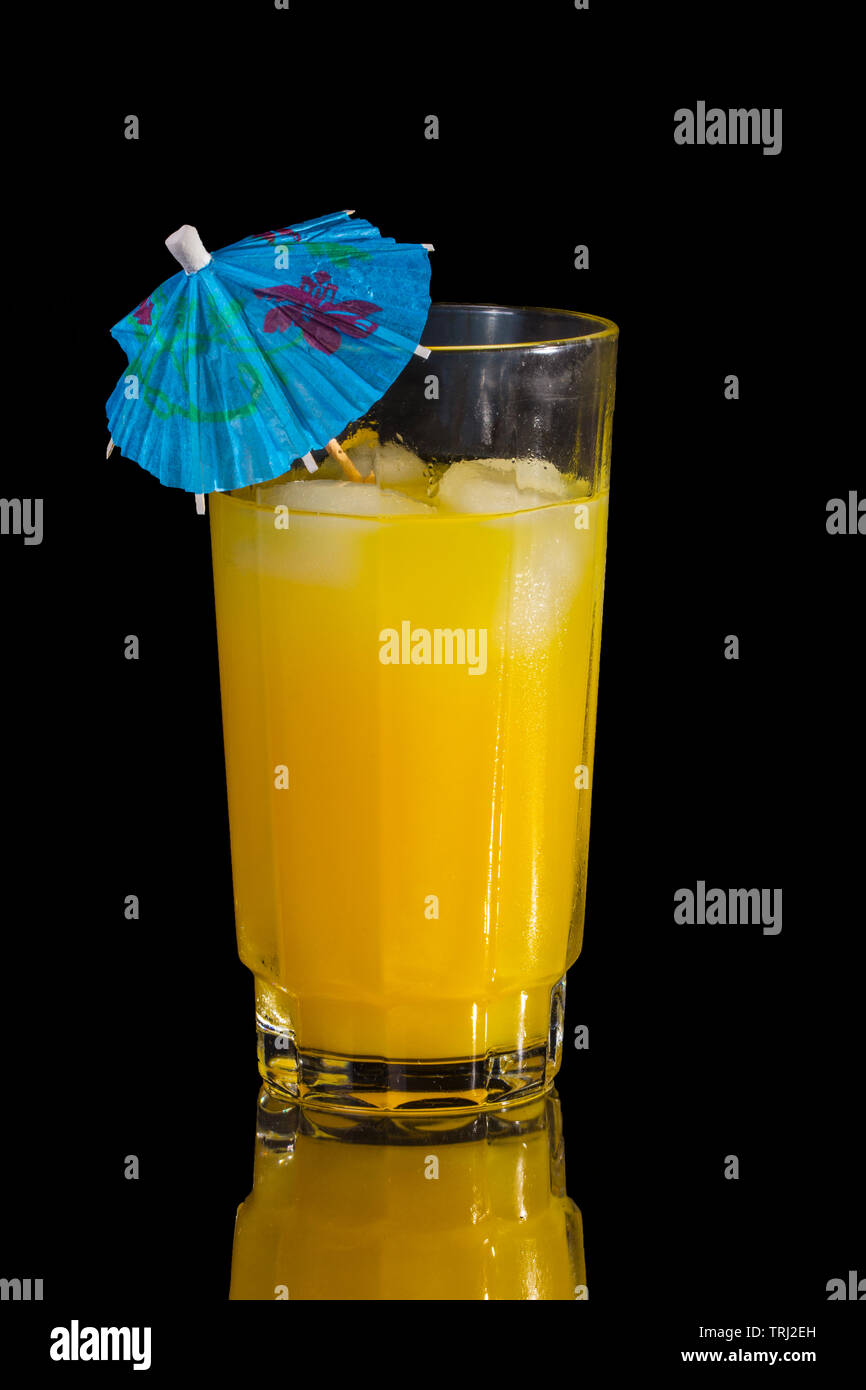 La vodka e il succo di arancia bevanda miscelata con un cocktail ombrello. Foto Stock