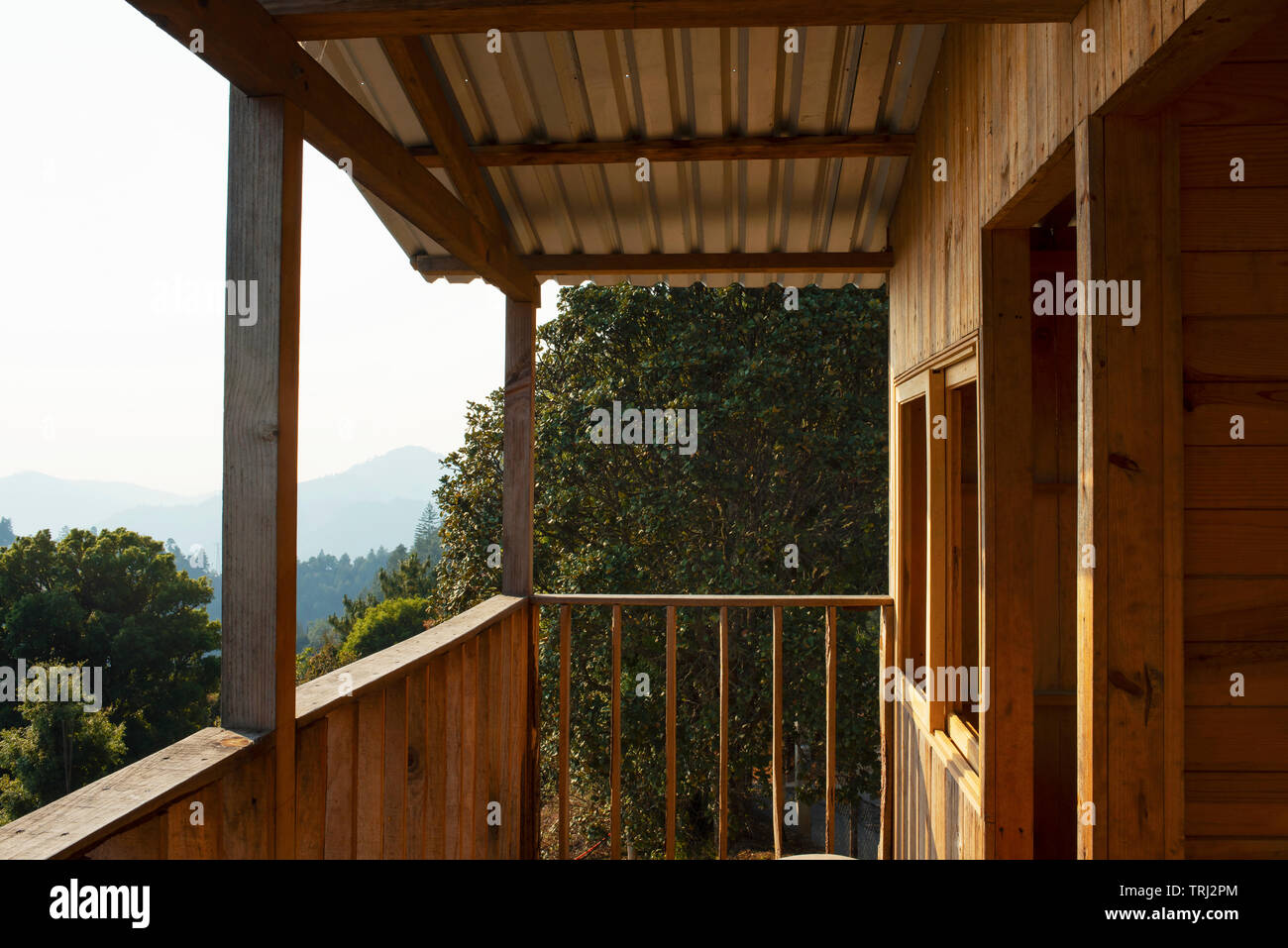 Cabina in legno (cabaña) nelle Montagne, Vista interna del portico / veranda. San José del Pacífico, Oaxaca, Messico. Stock RF immagine. Maggio 2019 Foto Stock