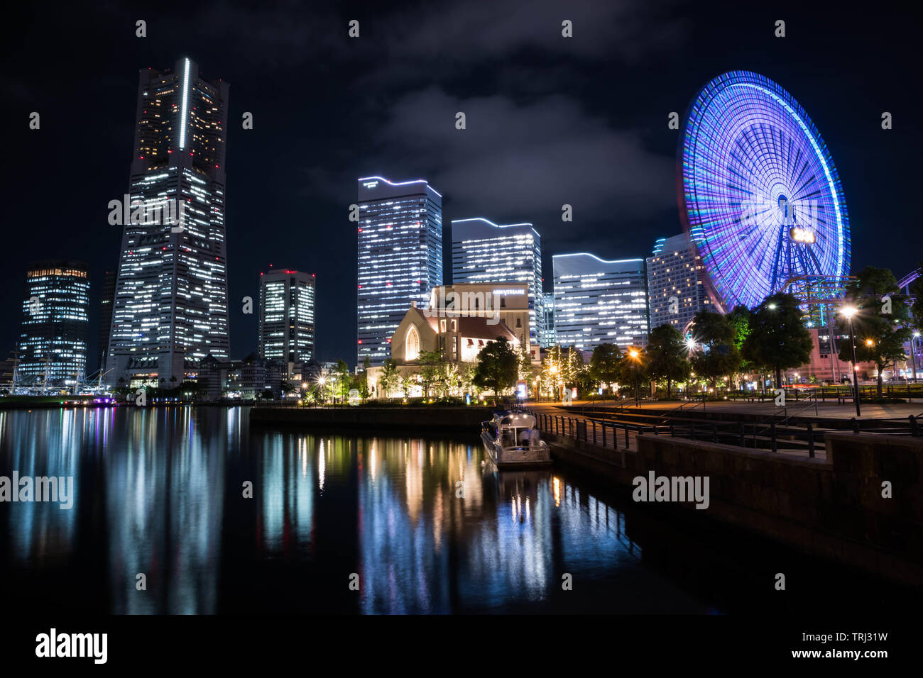 Minato Mirai nightview con illuminazione e di riflessione. Orientamento orizzontale. Foto Stock