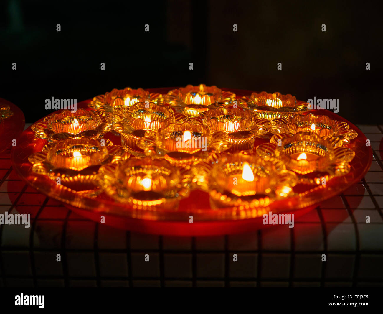 SINGAPORE, 18 maggio 2019 - Close up buddista lampade a olio Vesak durante i festeggiamenti per la giornata al Tempio di Bright Hill. Foto Stock