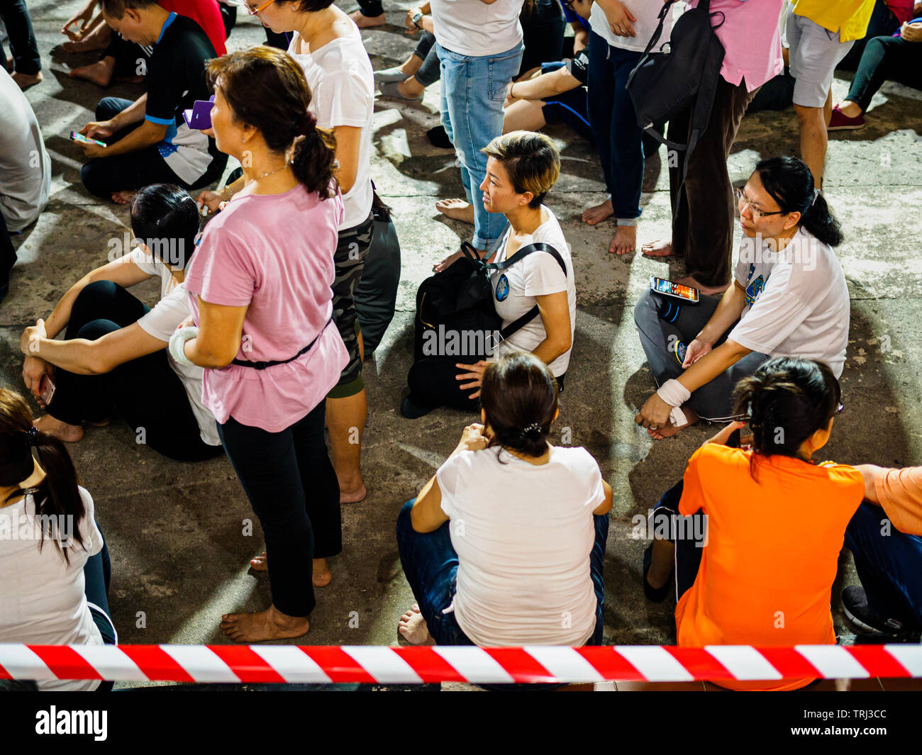 SINGAPORE, 18 maggio 2019 - i devoti Siediti sul pavimento mentre si è in attesa di eseguire le tre fasi di un rituale di prua al Tempio di Bright Hill su Vesak giorno Foto Stock