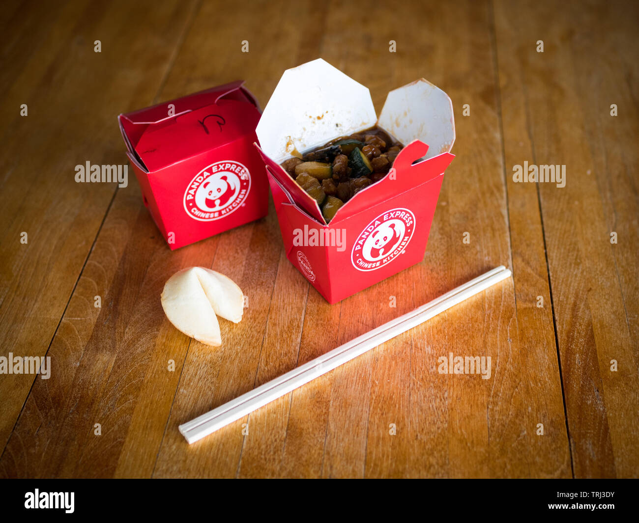 Scatole di asporto di Kung Pao il pollo dalla Panda Express ristorante, un fortune cookie e chopstocks. Foto Stock