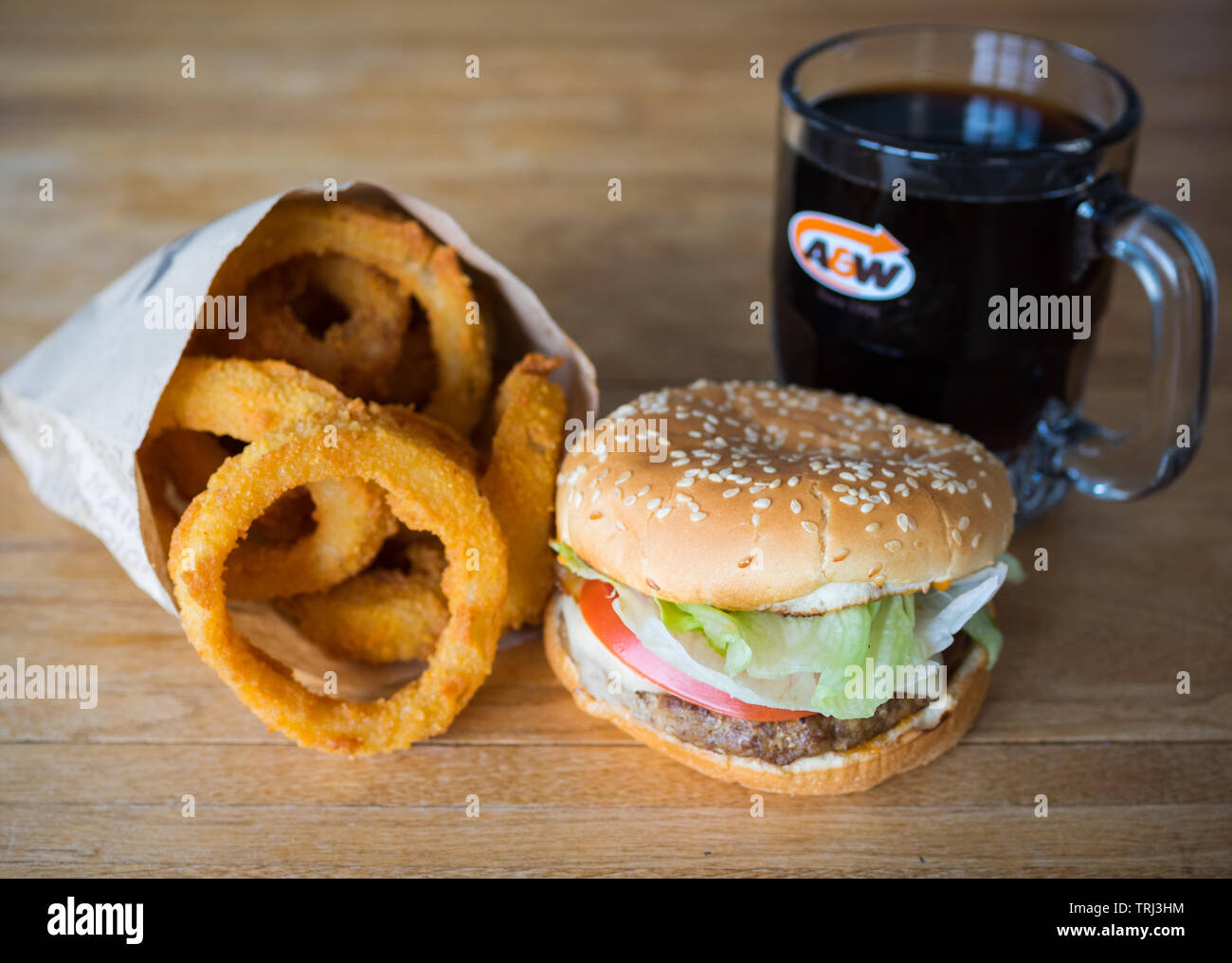 Una Mozza Burger, anelli di cipolla e la tazza di radice birra da un&W, un canadese un ristorante fast food. Foto Stock