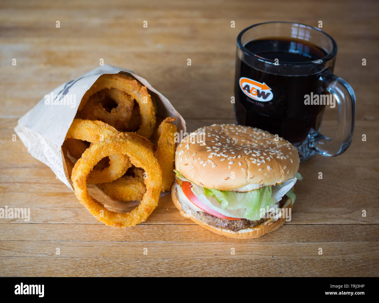 Una Mozza Burger, anelli di cipolla e la tazza di radice birra da un&W, un canadese un ristorante fast food. Foto Stock