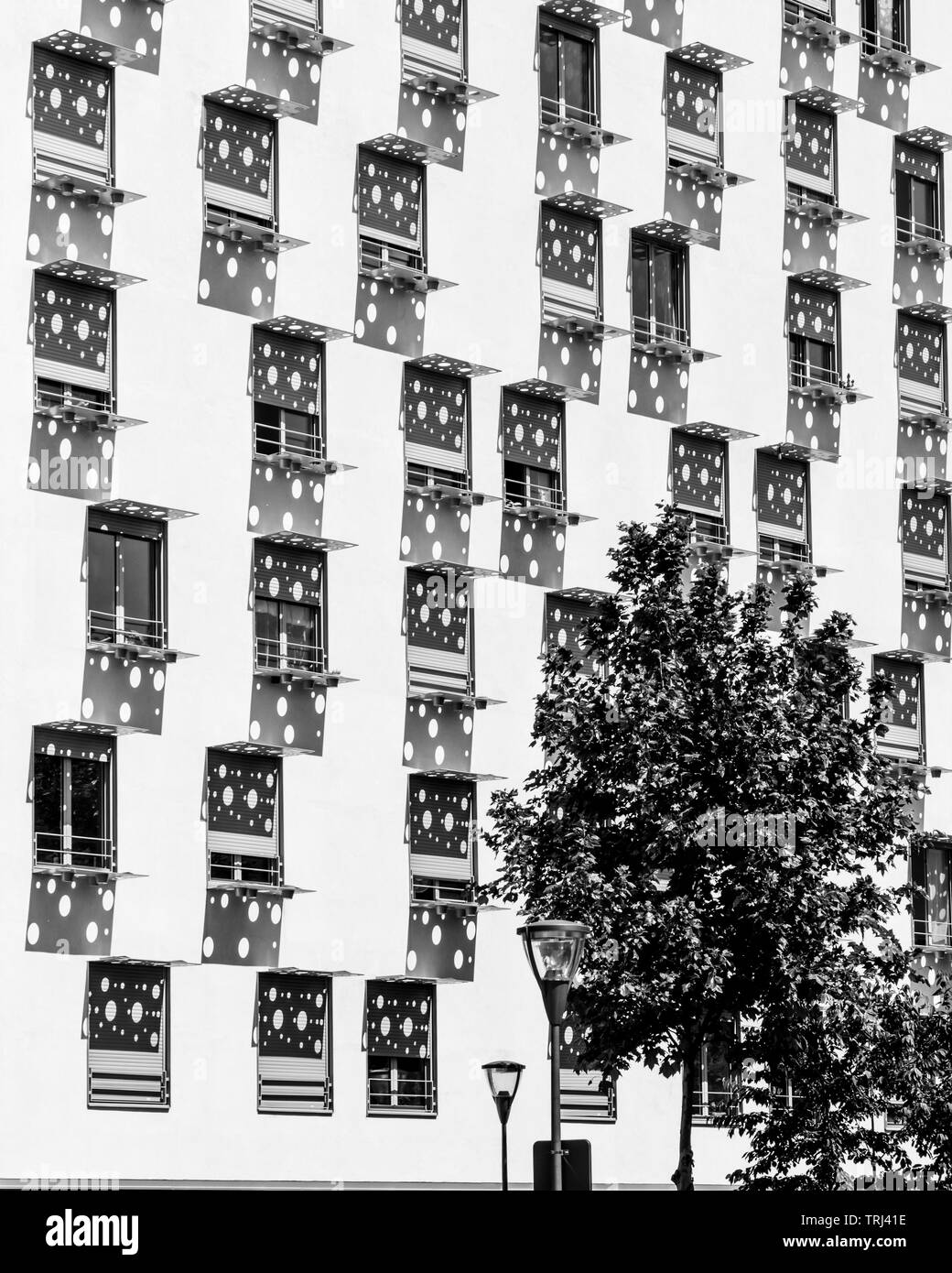 Un gioco di luce e di ombra in un moderno edificio nella città Foto Stock